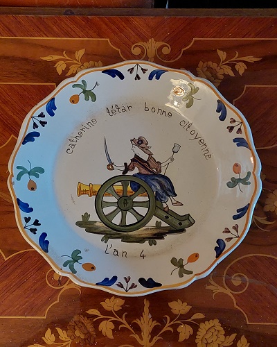 Assiette commémorative “Catherine Tétar, bonne citoyenne” – Nevers, L’an IV (1795–1796)