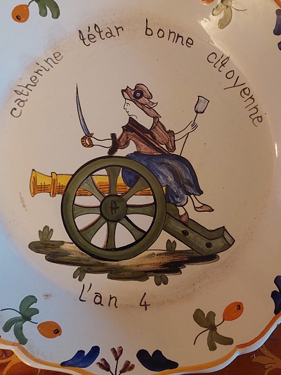 Assiette commémorative “Catherine Tétar, bonne citoyenne” – Nevers, L’an IV (1795–1796)