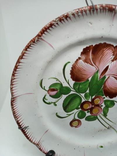 img1 🏷️ Titre : Assiette XVIIIᵉ siècle — Faïence des Islettes, décor floral Louis XV