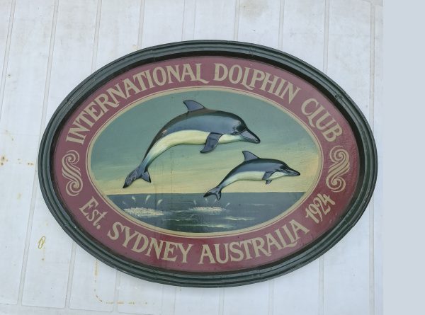 img3 🌊 Plaque murale vintage Dolphin Club – Sculptée main